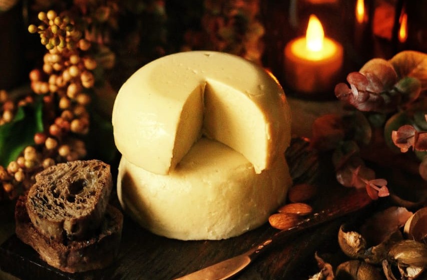 Selain keju, lo juga  bisa memesan roti vegan dengan topping keju di Baker Barn.